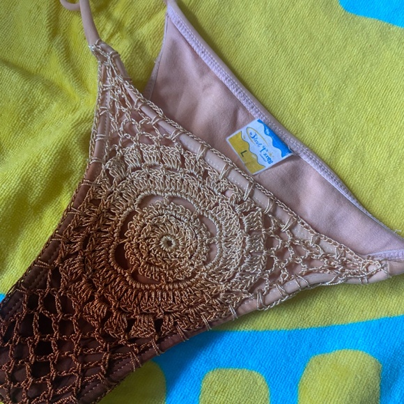 Bikini - Picture 2 of 3